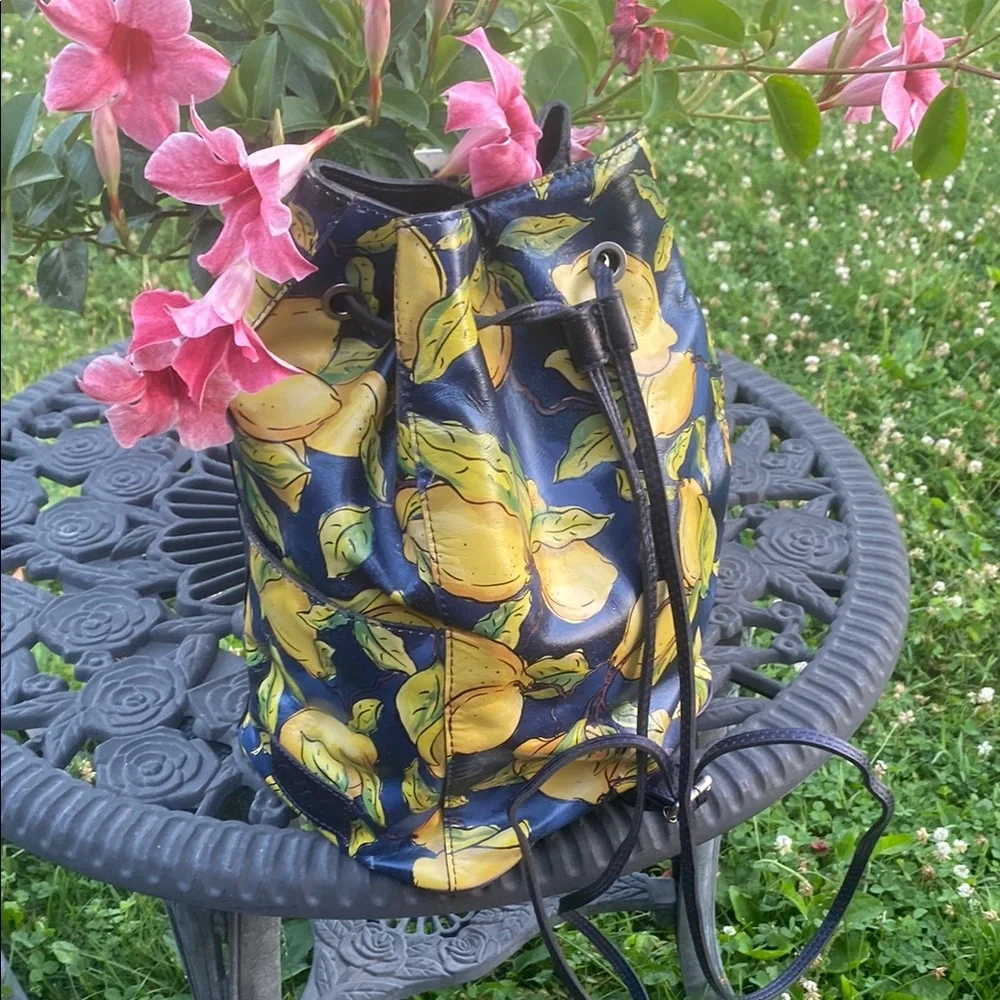 🍋🍋🍋💛💚Gorgeous patricia nash Lemon Print Drawstring Backpack navy blue . - Picture 3 of 14